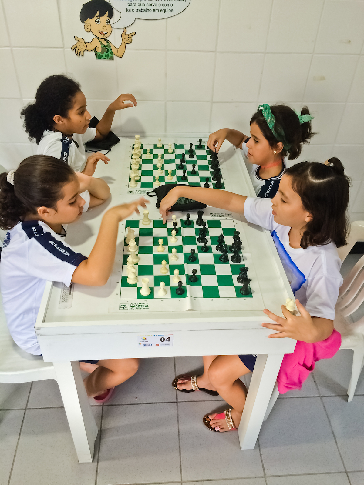 Coisas de Manu Brinquedos - Xadrez é um esporte, também considerado uma  arte e uma ciência. Pode ser classificado como um jogo de tabuleiro de  natureza recreativa ou competitiva para dois jogadores.