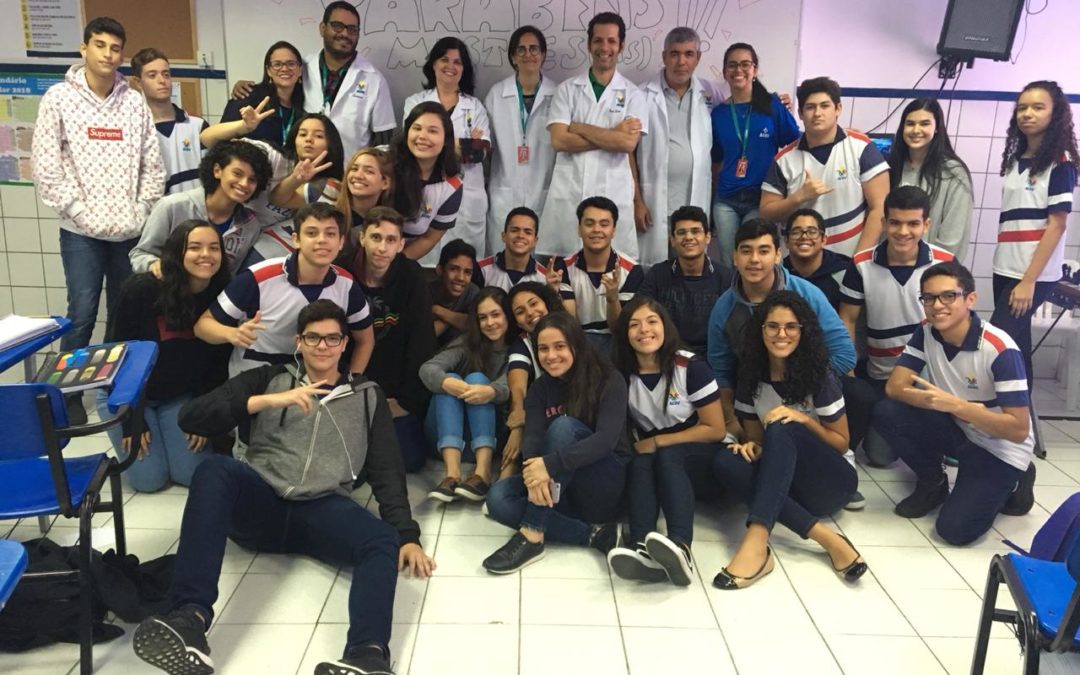 Alunos do 2ºAno do Ensino Médio homenageiam professores com café da manhã especial